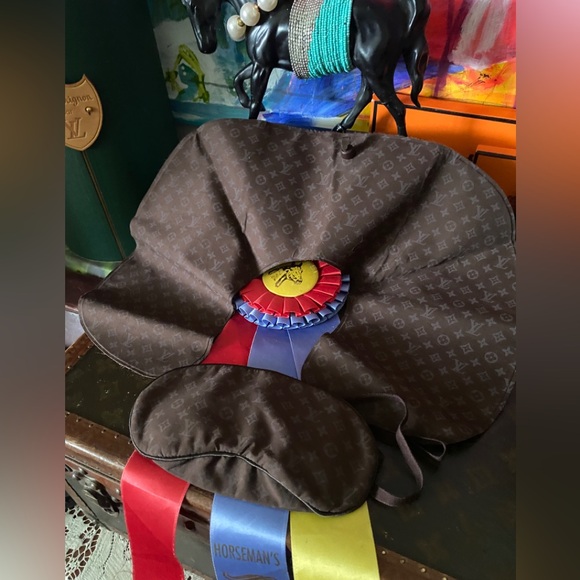 Rare LOUIS VUITTON VIP Gift 2005 Sleep Mask & Inflatable Travel Neck Pillow LV - Picture 1 of 8